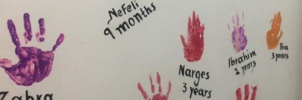 Handavtryck och namn på vägg