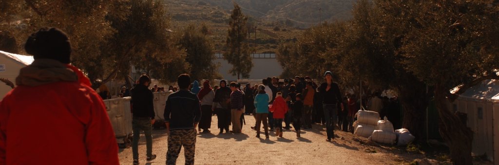 Gatubild med människor på en grusväg