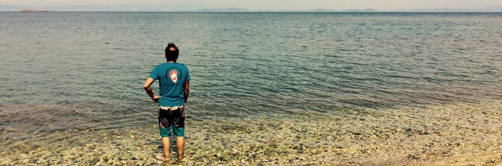 Man tittar ut höver havet mot Turkiet