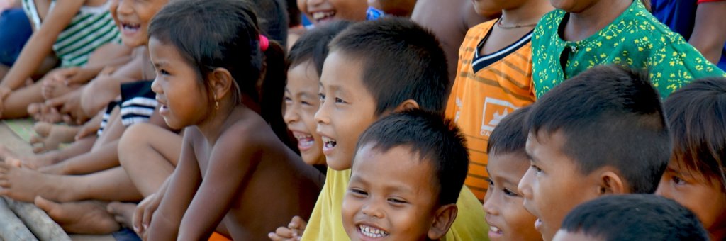 Leende barn i publiken