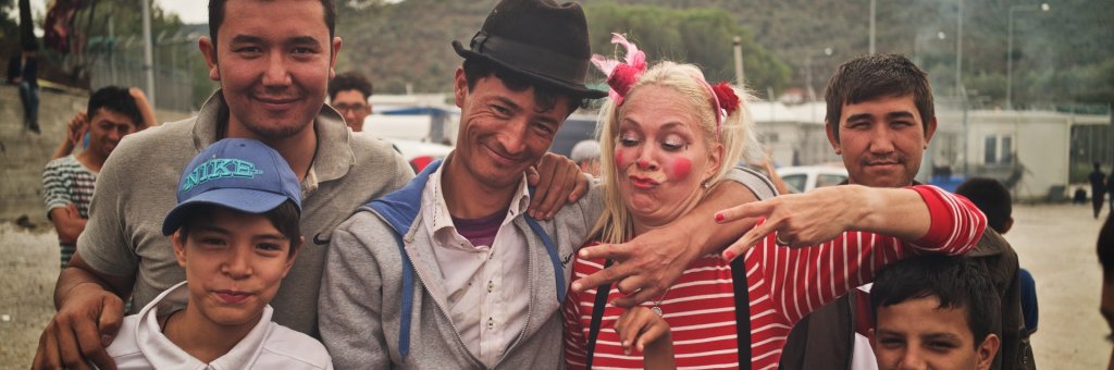 Clown med leende åskådare