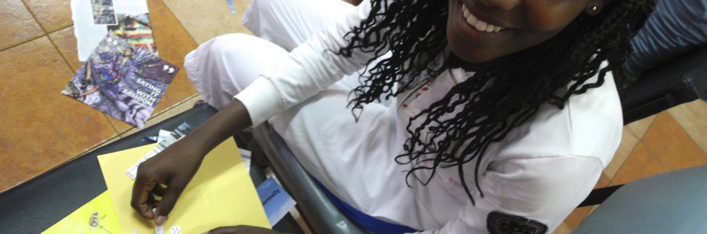 Flicka gör ett collage på papper