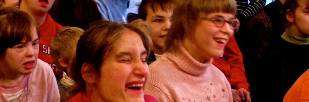 Leende och skrattande publik