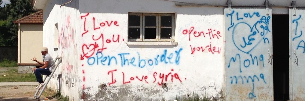 Byggnad med klotter med positivt budskap