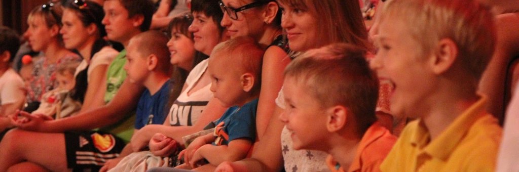 Hänförd publik som skrattar och ler