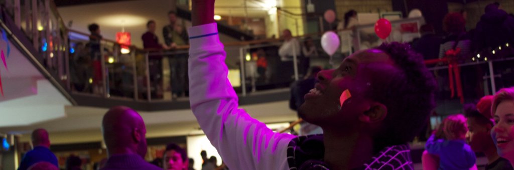 Man sträcker leende upp armen