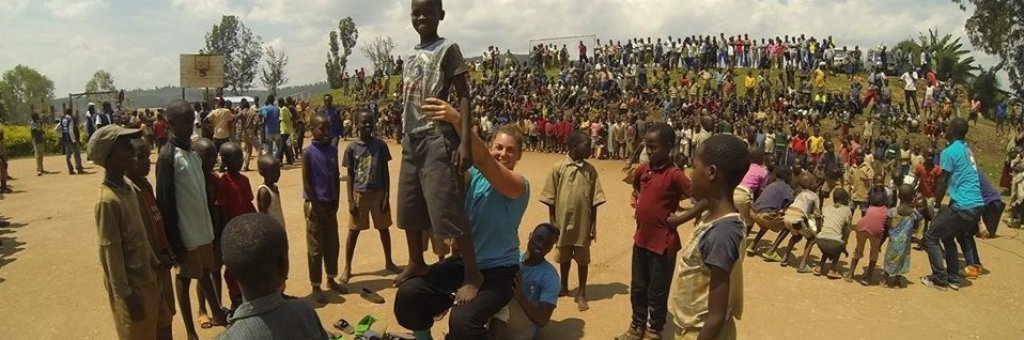 En clown balanserar ett ett barn på sona knän omgiven av andra barn