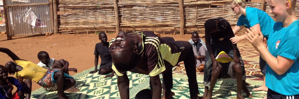 Barn och vuxna leker akrobatiska lekar