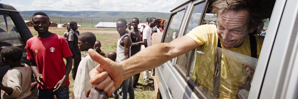 Man gör tummen upp från en bil