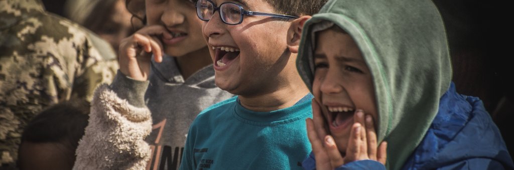 barn i publik skrattar och ropar av glädje