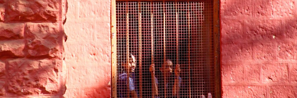 bakom bakom ett gallerfönster