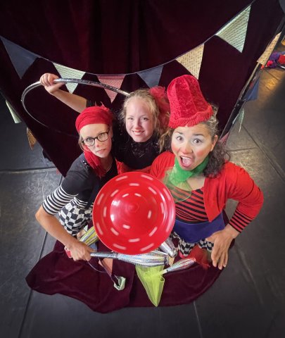 Tre artister med cirkustillbehör