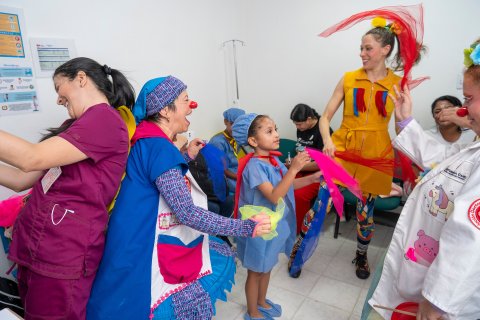 artister, läkare och barn leker i sjukhusets väntrum