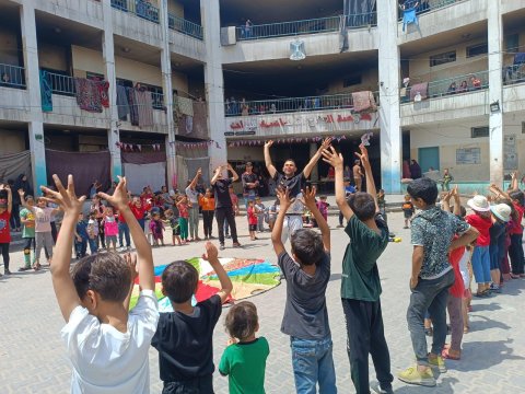 barn och artister i ring leker