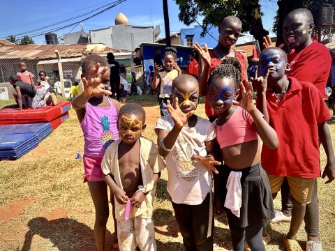 En grupp barn med ansiktsmålningar leker