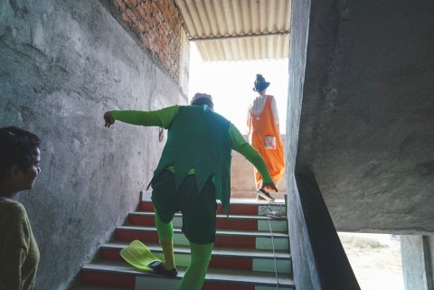 utklädda artister i en trappa 