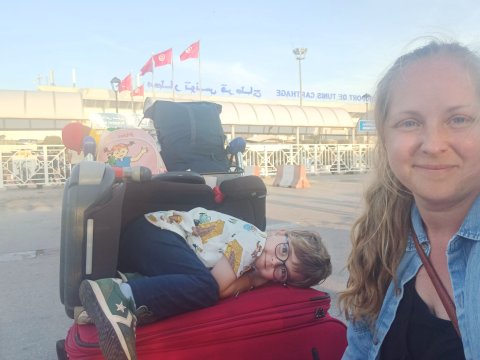 Artisten Anneli och hennes son Oliver på flygplatsen
