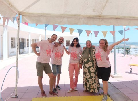 Fyra artister och en tunisisk kvinna i ett cirkustält
