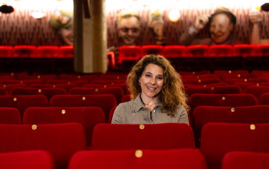 Vanna Rosenberg sitter leende i en röd teaterstol
