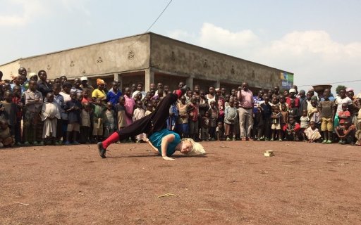 En artist gör ett akrobatiskt nummer inför en stor publik