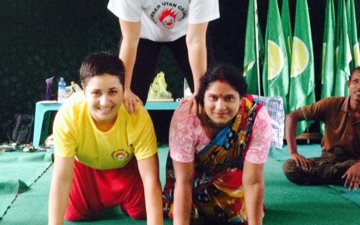 Clown och åskådare balanserar på varandra