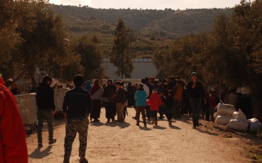 Gatubild med människor på en grusväg