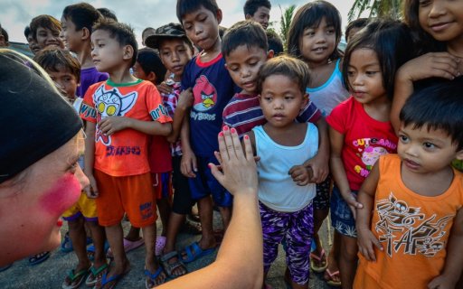 En clown hälsar på en grupp barn