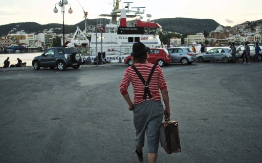 Clown med resväska på väg mot en färja