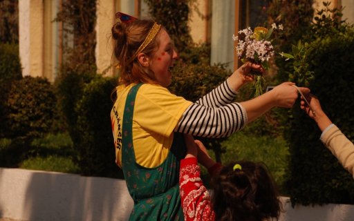 Clown får en bukett blommor av ett barn