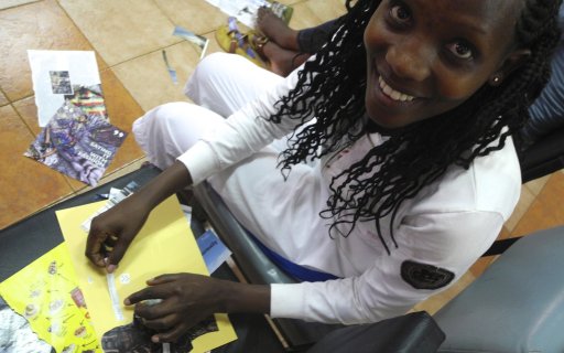 Flicka gör ett collage på papper