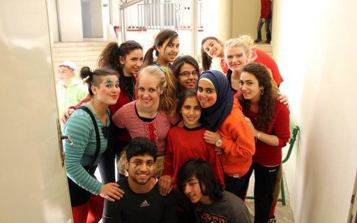 En grupp flickor och pojkar i clownsmink