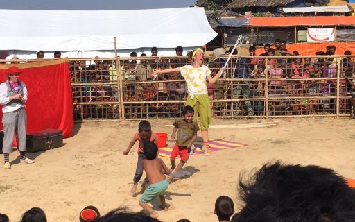Föreställning med två clowner för en stor publik i alla åldrar