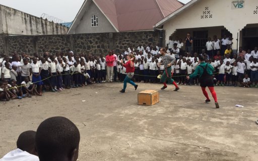 Tre clowner uppträder inför stor publik