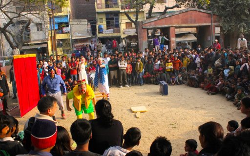 En grupp clowner uppträder i en cirkel av hänförda åskådare