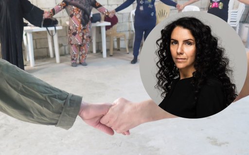 Människor håller hand i ring, en bild av författarinnan Oldoz Javidi