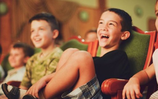 Publikbild på tre barn som skrattar