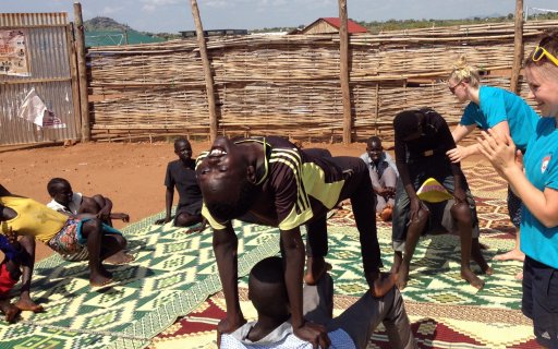 Barn och vuxna leker akrobatiska lekar