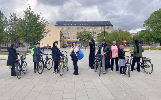 en grupp unga tjejer lär sig cykla