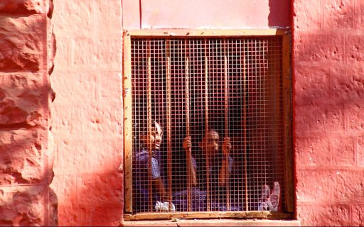 bakom bakom ett gallerfönster